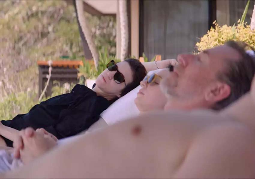 Tres persones tombades al sol